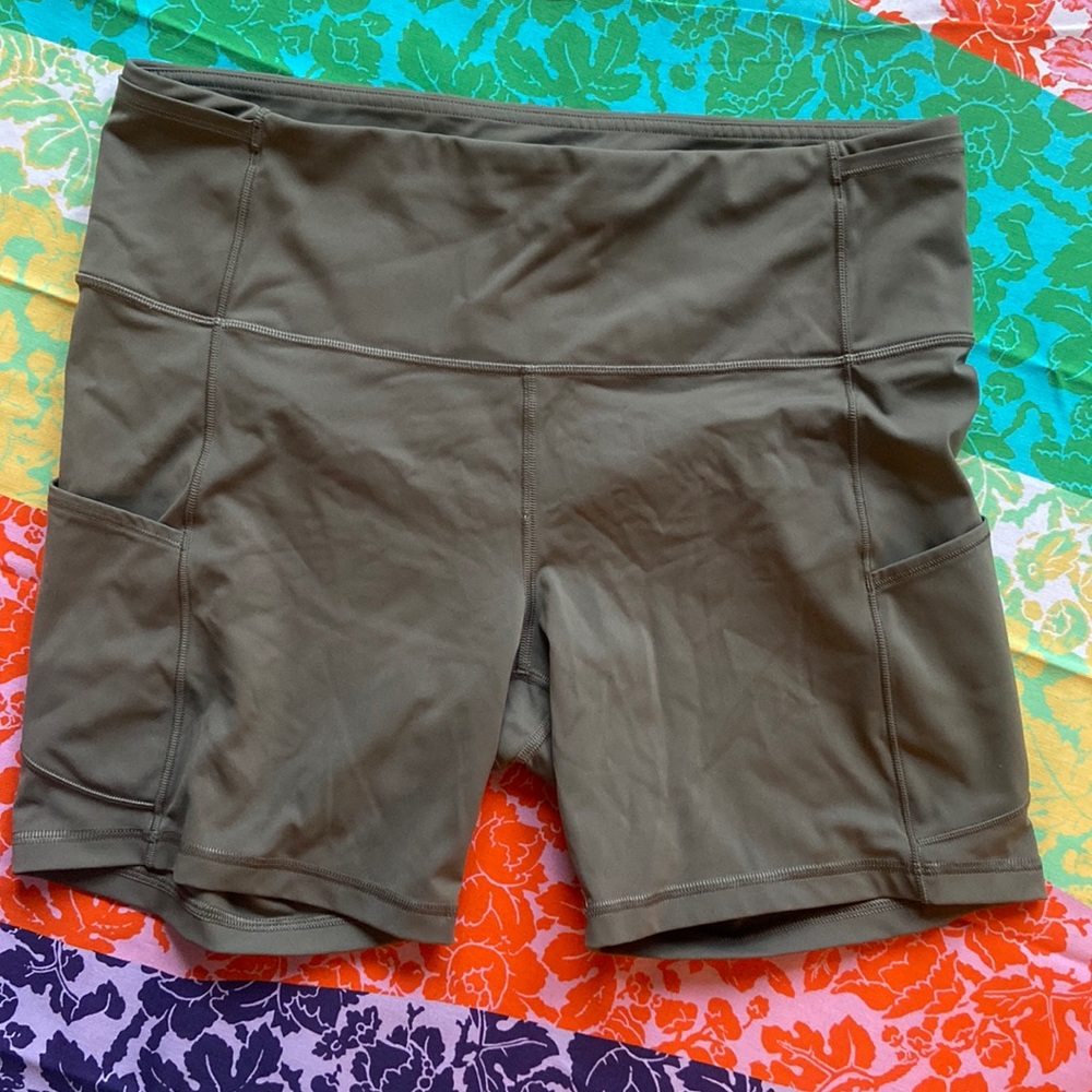 Lululemon Fast and Free Bike Shorts 6” with (many) Pockets